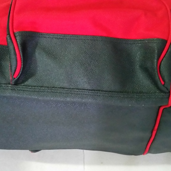 MARLBORO NEW W/ TAG DUFFEL BAG RUBBERIZED BOTTOM 22'' X 11'' X 11'' RED - Picture 4 of 4
